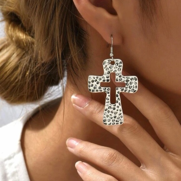 🤩 Hammered Hollow Silver Cross Earrings NWT - Picture 4 of 5
